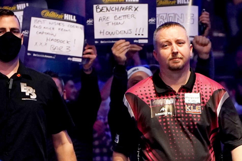 "Sitzen im Hotelzimmer und essen Müll": Darts-Star reißt Profi-Leben die Maske vom Gesicht