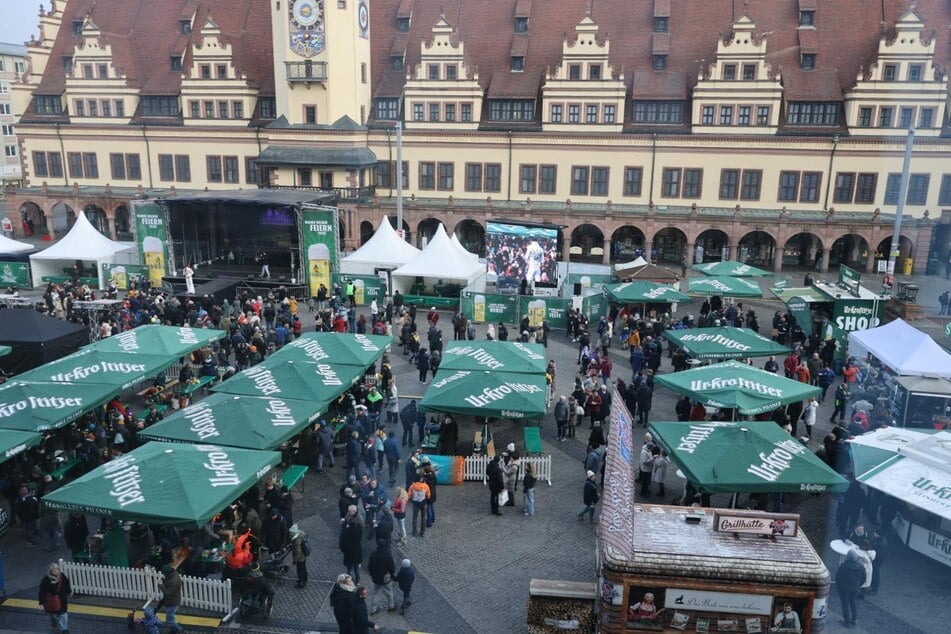 Wie jedes Jahr richtet die Krostitzer Brauerei wieder das Wintergrillen auf dem Leipziger Markt aus. (Archivbild)
