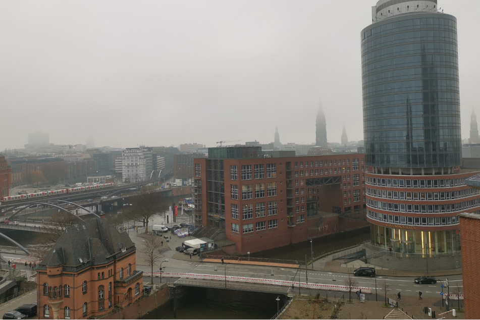 Am Dienstagmorgen war der Blick in Hamburg durch Hochnebel getrübt.