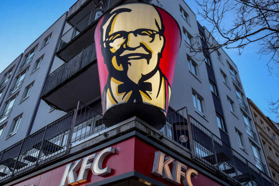 In mehreren Filialen der Fastfood-Kette Kentucky Fried Chicken (KFC) kam es zu Lebensmittelvergiftungen. (Symbolbild)