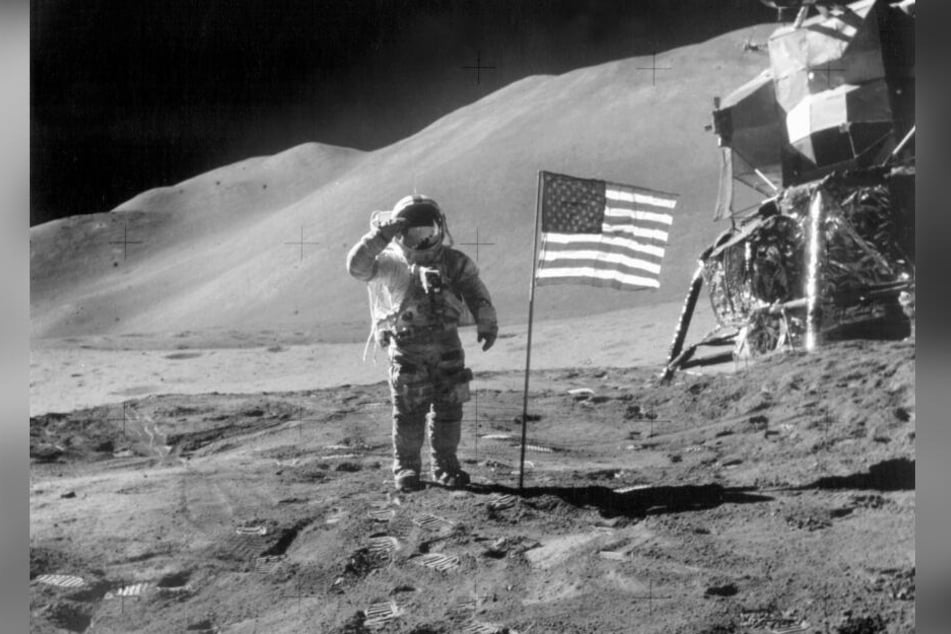 2. August 1971: James Irwin salutiert neben der US-Flagge auf dem Mond. Aufgenommen hat den Schnappschuss David Scott. Gemeinsam mit Alfred Worden hatten sie auf der "Appollo 15"-Mission 100 Briefe mit ins All genommen.