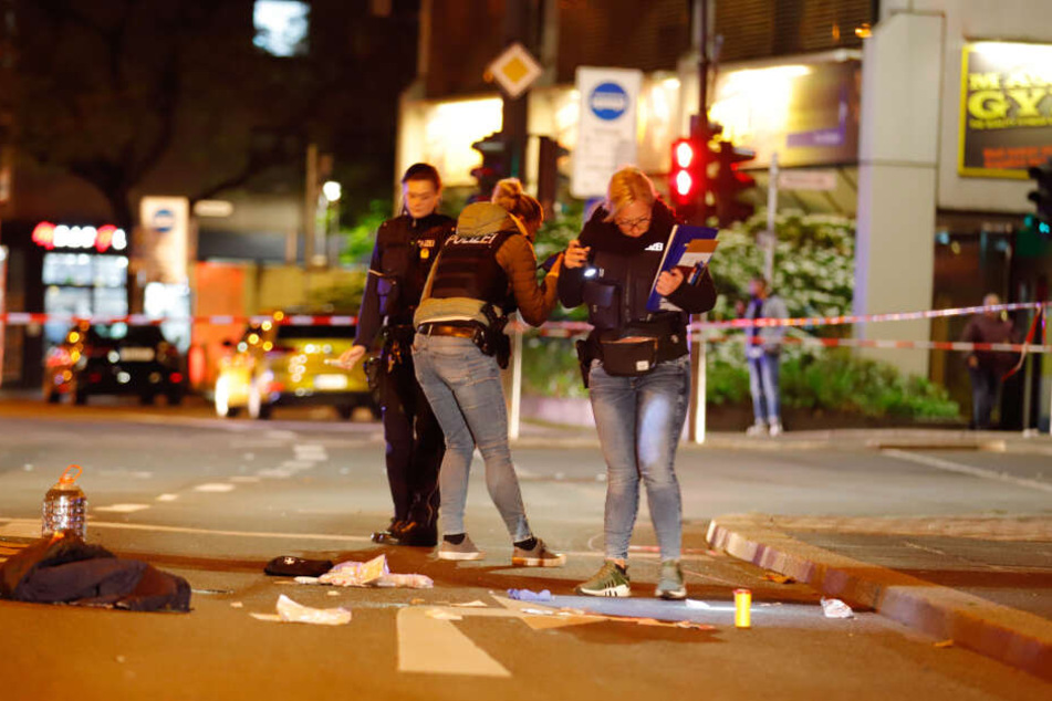 Die Polizei sichert Spuren am Tatort in der Innenstadt.