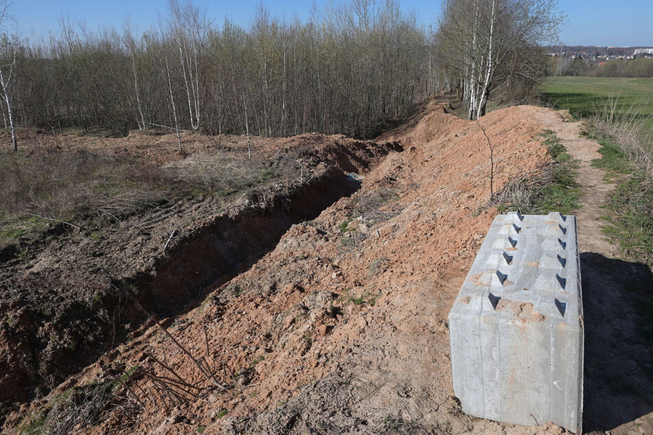 Große Betonklötze sollen ein Befahren der Lehmgrube im Ortsteil Rottluff verhindern.