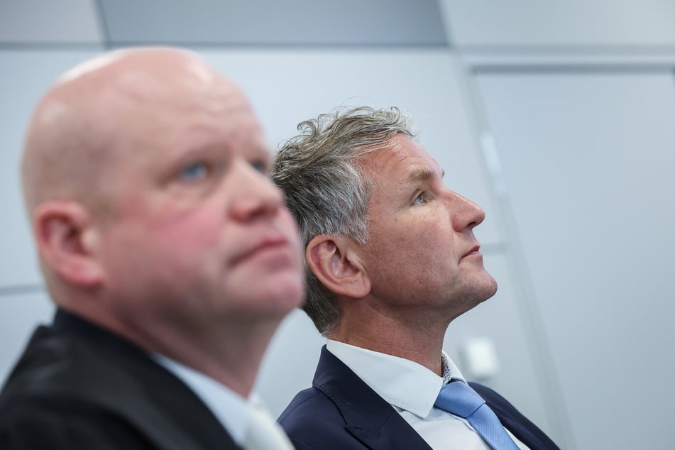 Ulrich Vosgerau (50, l.) vertritt den vom Bundesverfassungsschutz als gesichert rechtsextremistisch eingestuften Thüringer AfD-Vorsitzenden Björn Höcke (52, r.) vor Gericht.