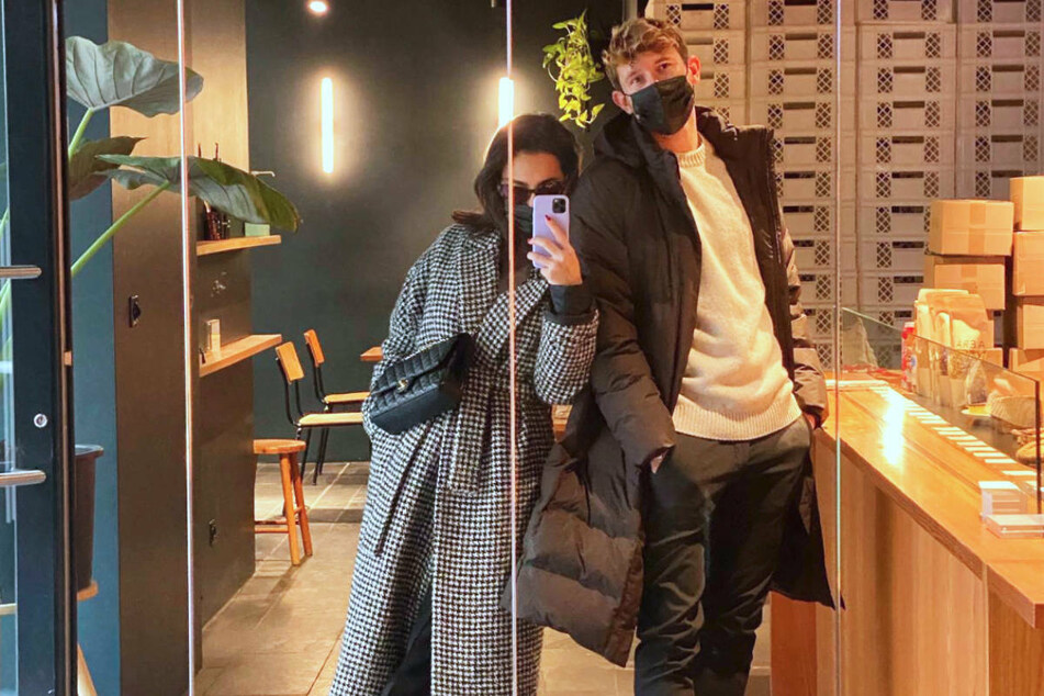Mit diesem Spiegel-Selfie hat Eintracht-Kicker Christopher Lenz (27) seine Liebe zu Schauspielerin Gizem Emre (26) bei Instagram bekannt gemacht.