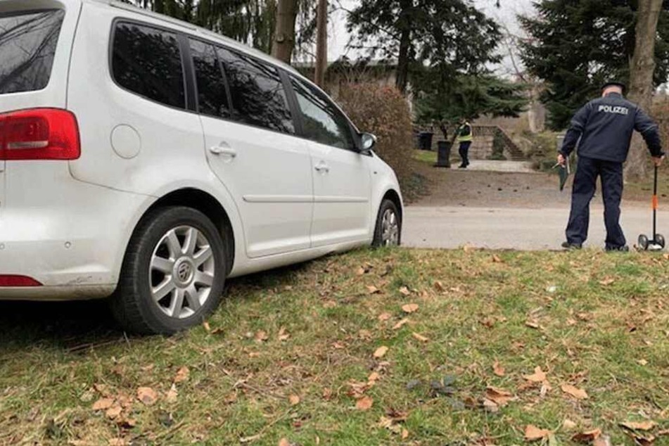 20 Meter rollte der VW Touran die Auffahrt herunter und überrollte die Fahrerin (56).