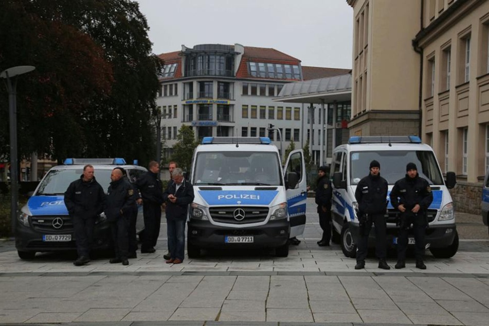 Die Polizei sichert die Innenstadt von Bautzen mit einem Großaufgebot ab.