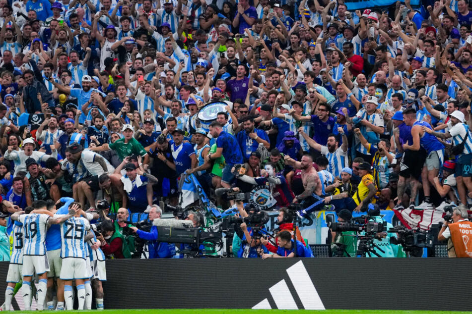Die argentinischen Fans im Lusail-Iconic-Stadion feierten den dominanten Auftritt ihrer Mannschaft frenetisch.
