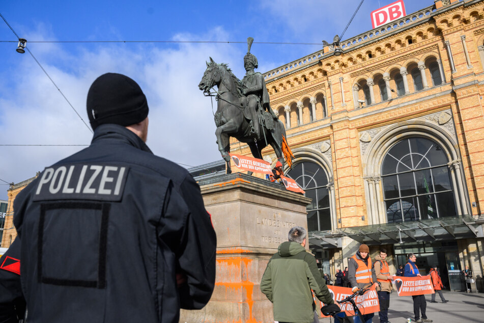 Bei ihren Protesten Anfang Februar in Hannover besetzte die "Letzte Generation" das Ernst-August-Denkmal und beschmierte es mit Farbe.