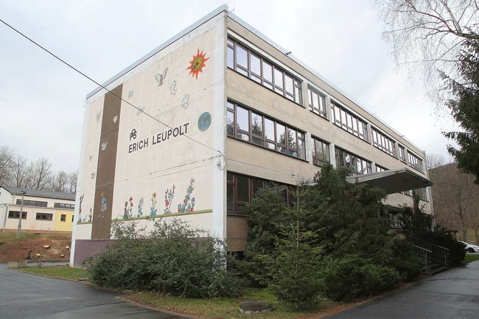 Die Grundschule in Mühlbach muss saniert werden. Weil dafür das Trinkwasser abgeklemmt wird, müssen die Grundschüler ins Feuerwehrhaus umziehen.