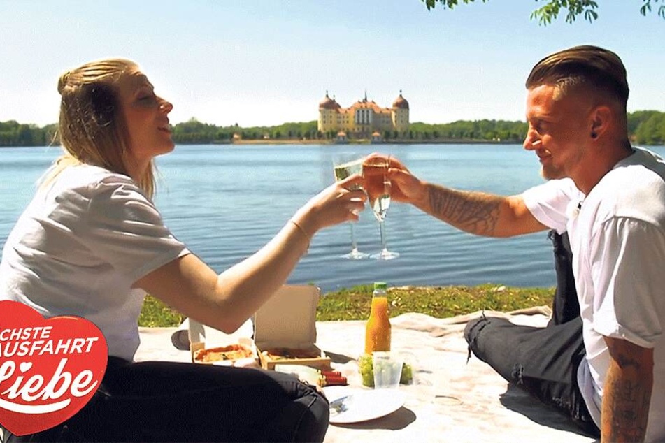 Romantisches Picknick vor der Kulisse von Schloss Moritzburg: Der Drehtermin mit Julia und Kevin (beide 27) lag bereits im Mai.