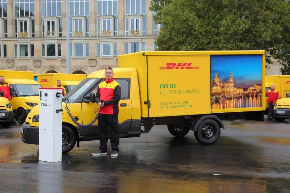 Die Deutsche Post & DHL setzen in Dresden künftig 25 elektrisch 
angetriebene Lieferfahrzeuge ein. Paketzusteller Robert Frei (31) zeigte am Montag  eines der Fahrzeuge.