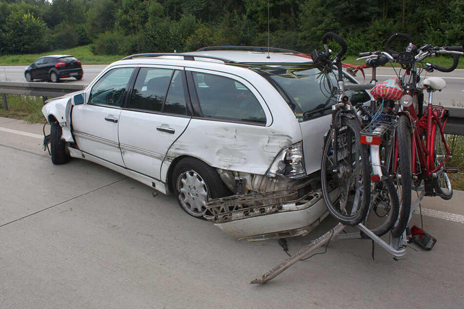 Am Mercedes entstand bei dem Unfall Totalschaden. Auch die Fahrräder sind Schrott.