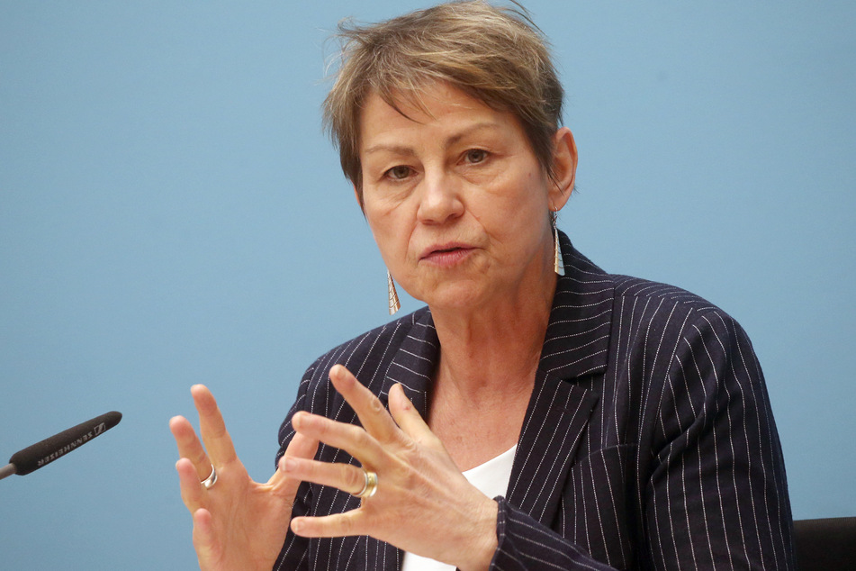 Arbeits- und Sozialsenatorin Elke Breitenbach (60, Die Linke) nimmt die Betriebe in die Pflicht.