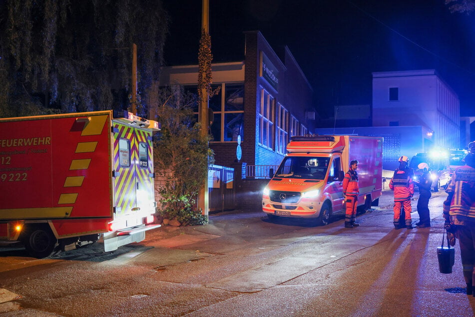 Eine Person wurde bei dem Brand schwer verletzt und mit einem Rettungshubschrauber in ein Krankenhaus geflogen. Zwei weitere Menschen wurden leicht verletzt in Kliniken gebracht.