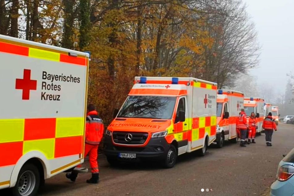 In 19 Fahrzeugen wurden am 12. November insgesamt 23 Patienten - darunter auch von der Intensivstation - aus dem Klinikum in Rottal Inn in andere Krankenhäuser abtransportiert.