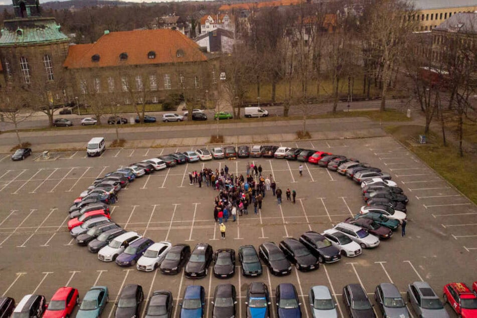 Bis zu 300 Audi-Fahrer wollen auf dem Platz der Völkerfreundschaft in Zwickau das Ringe-Logo formen.