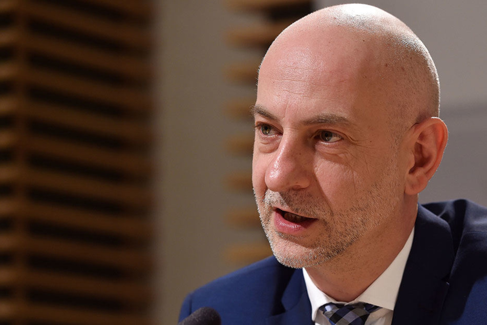 Sachsens Regierungssprecher Ralph Schreiber (47) kündigte an, dass der Stellenabbau auf Eis gelegt werde.
