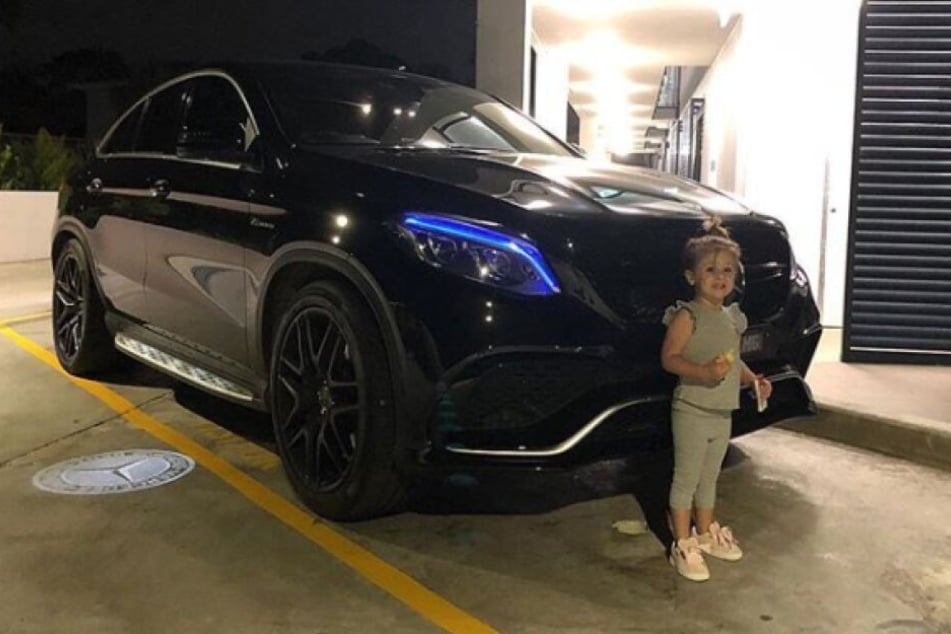 In einem ihrer Luxusschlitten raste die Influencerin über Australiens Straßen. Auf dem Rücksitz: Ihre unangeschnallte Tochter Celine.