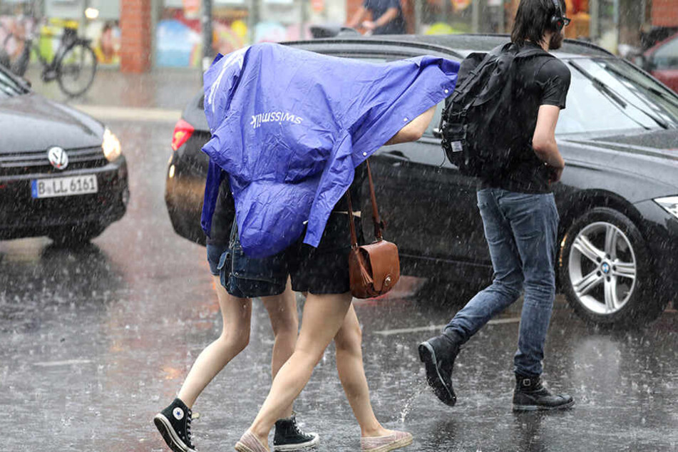 Es reichten wenige Sekunden aus, um von oben bis unten nass zu werden. Der starke Wind erschwerte die Sache, sich vor dem Regen zu schützen.