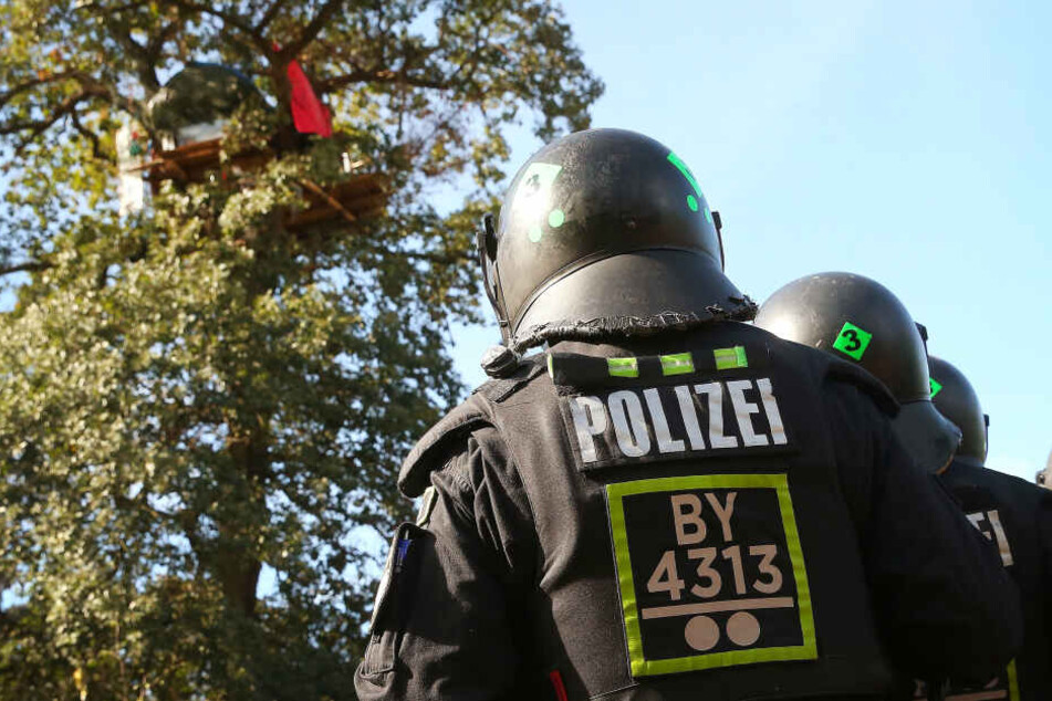 Nach einer Polizeikontrolle wurde ein Beamter mit einem Stein attackiert (Symbolbild).