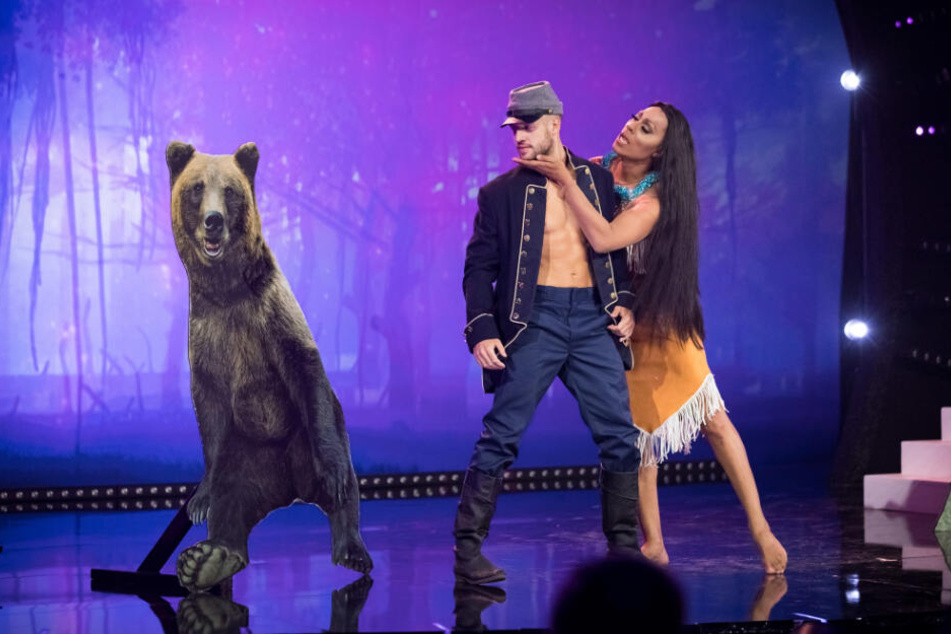 Bei der Live-Performance müssen die Queens (hier: Catherrine Leclery, r.) die Jury von ihrem Können überzeugen. (Archiv)