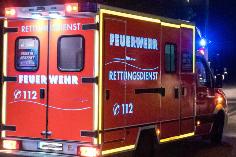 Der Zeitungsbote musste zur ambulanten Behandlung in ein Krankenhaus gebracht werden. (Symbolbild)