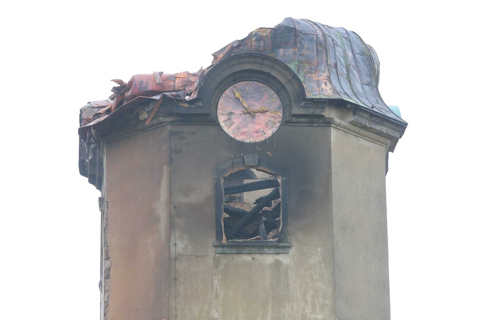 Der beschädigte Glockenturm zeigt die zerstörerische Kraft des Feuers.
