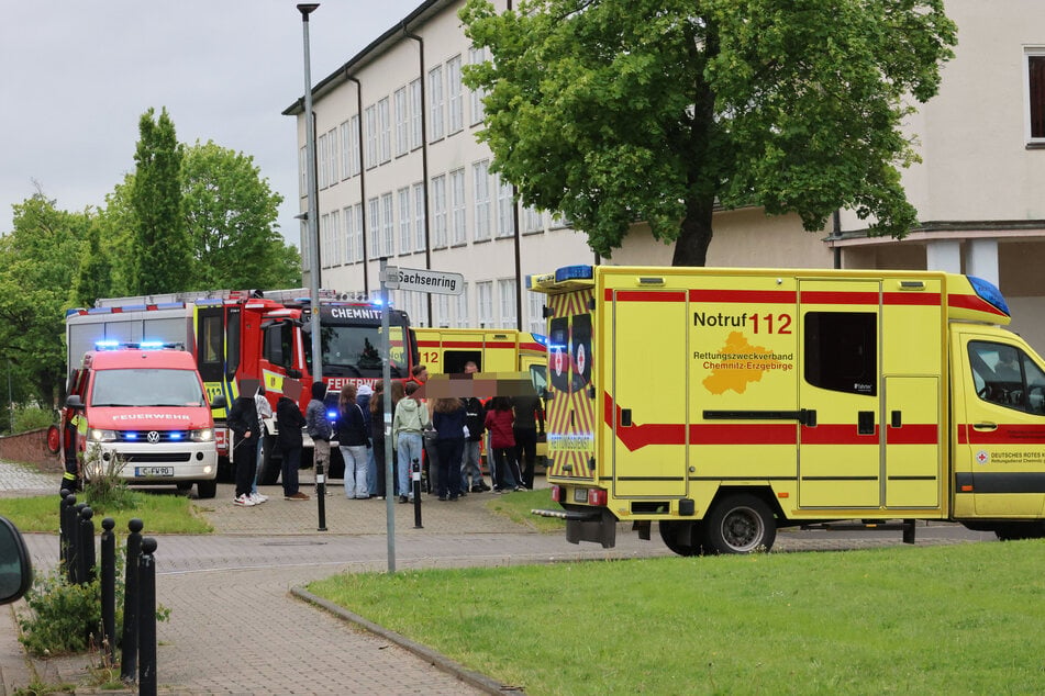 Feuerwehr und Rettungskräfte vor der Friedrich-Adolf-Wilhelm-Diesterweg-Oberschule in Chemnitz: Auf dem Klo wurde eine unbekannte Substanz freigesetzt.