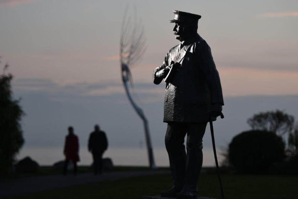 Die mannshohe Statue von Graf von Zeppelin in Friedrichshafen.