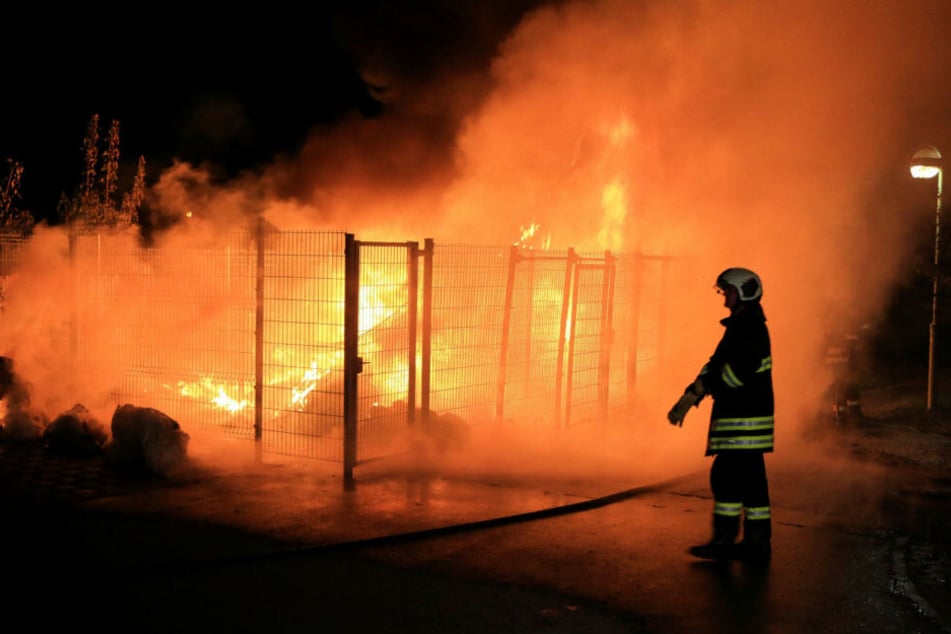 Mehrere Müllcontainer gingen in der Riethstraße in Flammen auf.