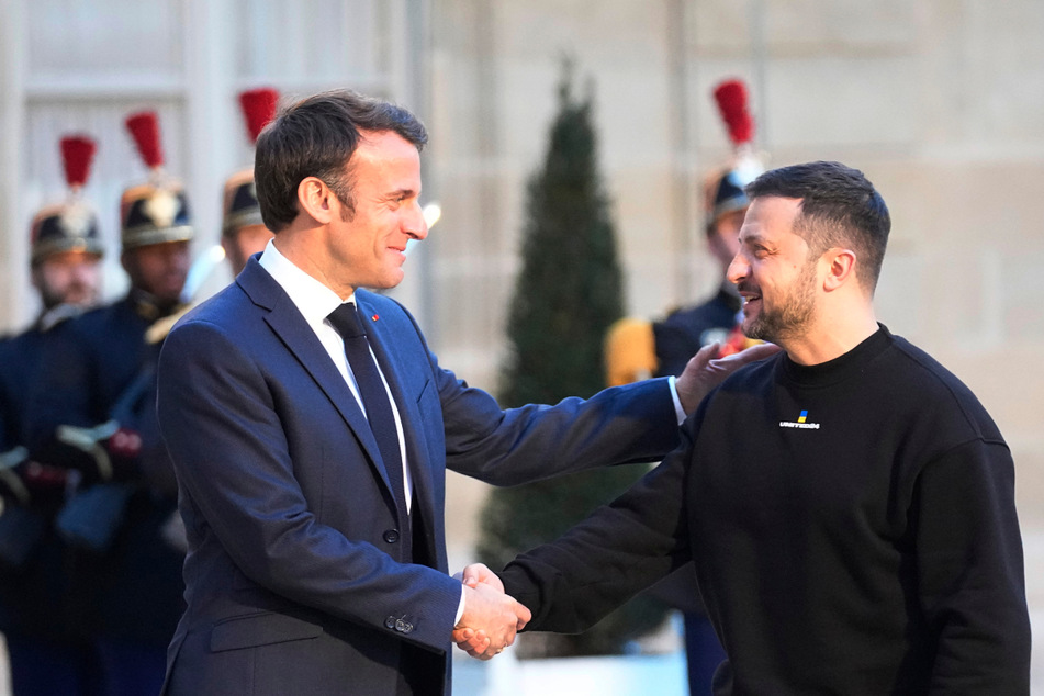 Der französische Präsident Emmanuel Macron (45) begrüßt den ukrainischen Präsidenten Wolodymyr Selenskyj (45) im Elysee-Palast.