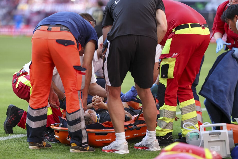 Minutenlang musste Daiki Hashioka (27) am Seitenrand behandelt werden. Per Trage und unter Applaus der ausverkauften Red Bull Arena wurde er schließlich weggetragen.