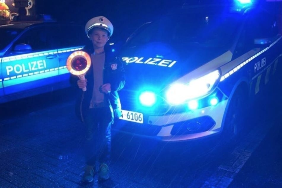 Luca (9) durfte bei seinem Besuch auch noch die Polizeiautos besuchen.