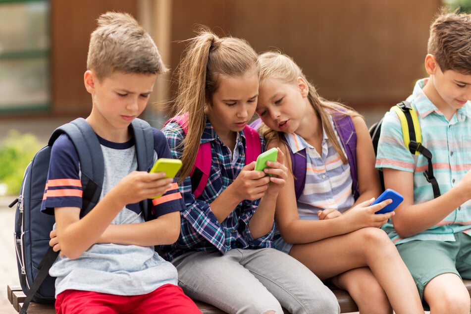 Daddeln ja, aber nur in der Freizeit. Ab heute gilt das Verbot von Smartphones an sächsischen Schule bis zur achten Klasse.
