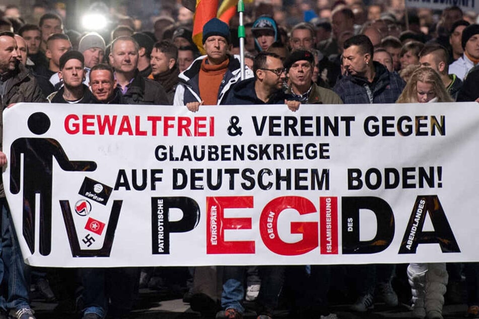 Im Jahr 2016 verzeichnete die Behörde 824 Anmeldungen! Die vielen Pegida-Demos und Gegenproteste spielen hier in die Statistik