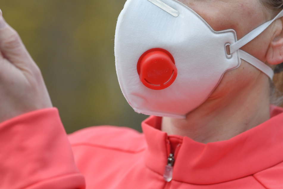 Die Verdächtigen sollen unter anderem mit gefälschten Schutzmasken gehandelt haben (Symbolfoto).