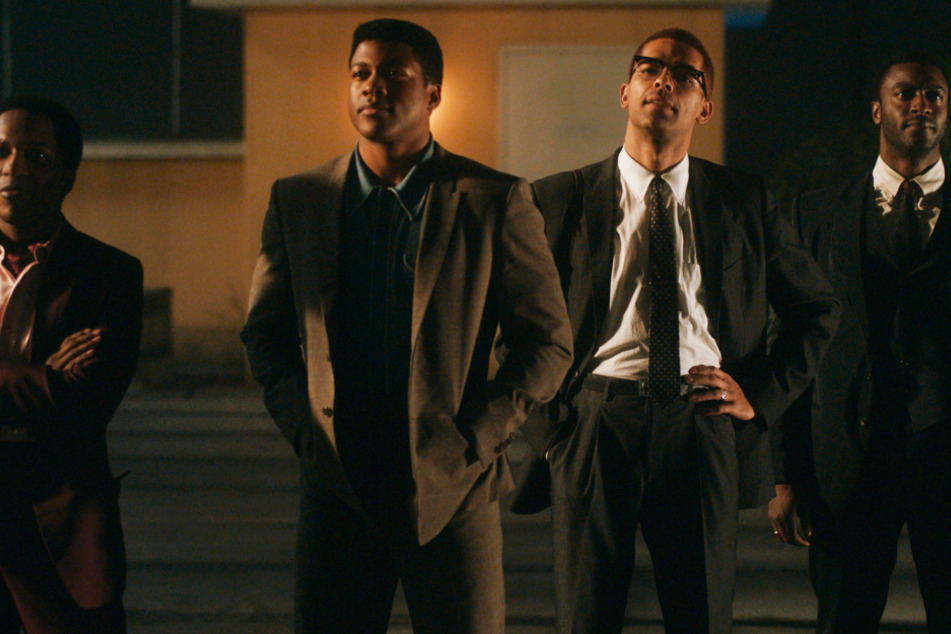 Von links nach rechts: Sam Cooke (Leslie Odom Jr.), Cassius Clay (Eli Goree), Malcolm X (Kingsley Ben-Adir, l.) und Jim Brown (Aldis Hodge, 5.v.r.) haben viel miteinander zu besprechen.