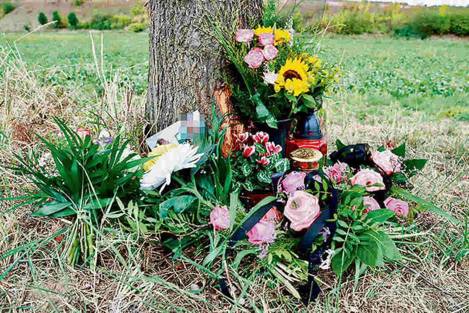 Freunde und Angehörige legten am Tag nach dem schrecklichen Unfall Blumen und Grablichter an der Unfallstelle ab.