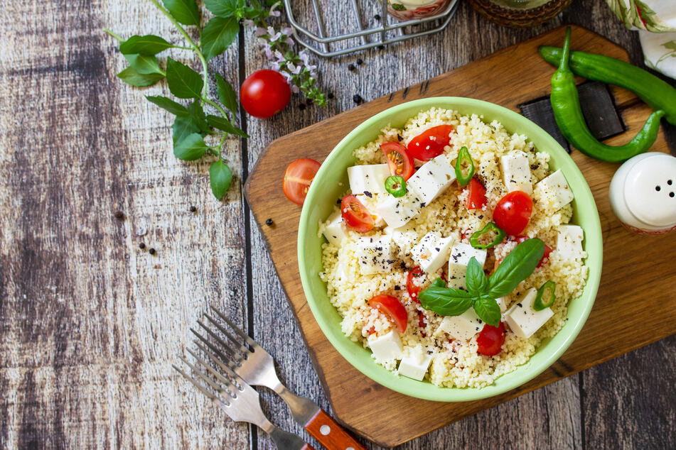 Ob mit Feta, gebraten oder ganz klassisch: Bei den verschiedenen Zubereitungsmöglichkeiten für Couscous-Salat ist für jeden etwas dabei!