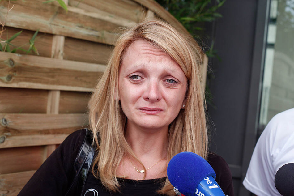 Rachel Lambert, Ehefrau des Wachkomapatienten Vincent Lambert, weint während sie vor dem Sebastopol-Krankenhaus mit Journalisten spricht.