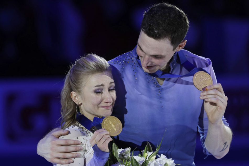 Aljona Savchenko und Bruno Massot mit ihren olympischen Goldmedaillen in Südkorea.