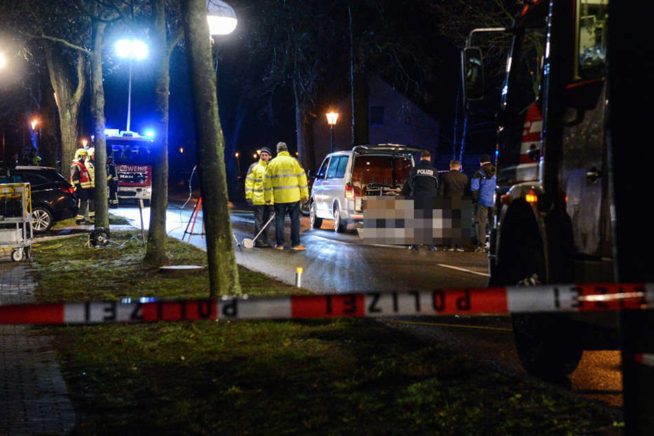 Polizisten sichern die Unfallstelle.