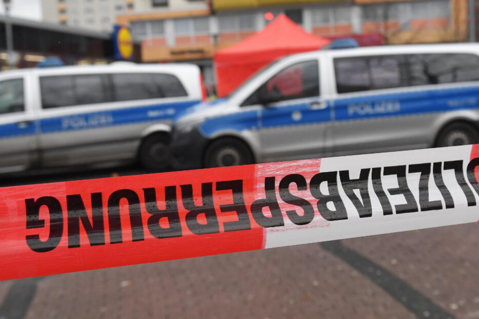 Massaker in Hanau: Polizeifahrzeuge stehen vor einem Tatort im Stadtteil Kesselstadt.