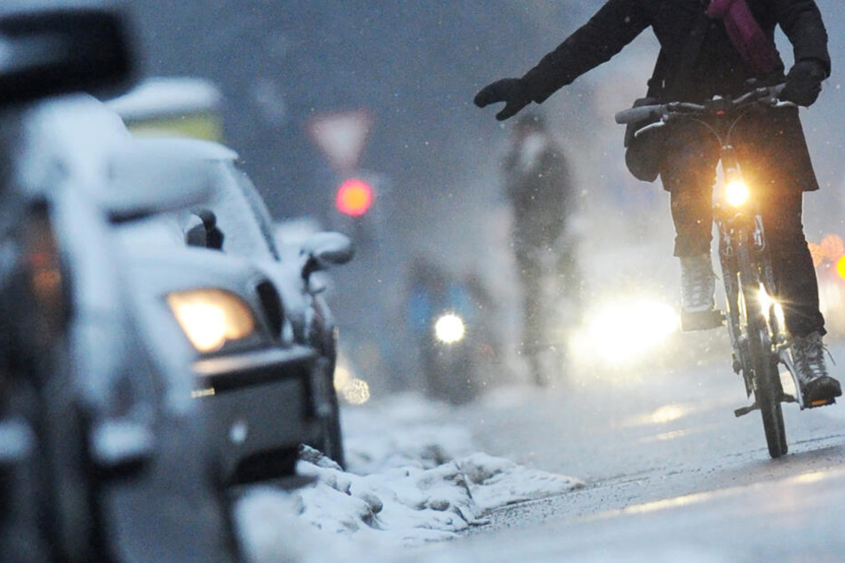 Teils rutschige Wege machen das Radlerleben im Straßenverkehr noch gefährlicher. (Symbolbild)