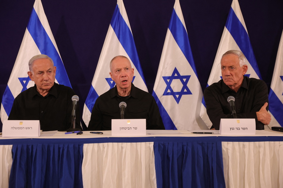 Das israelische Kriegskabinett: Benjamin Netanjahu (74, v.l.n.r.)), Verteidigungsminister Joaw Galant (65) und Oppositionsführer Benny Gantz (64)