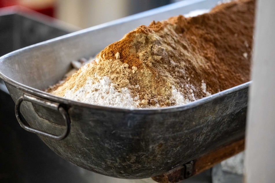 Aus Mehl und Gewürzen entsteht der Wildenfelser Pfefferkuchen. Das genaue Rezept ist geheim.