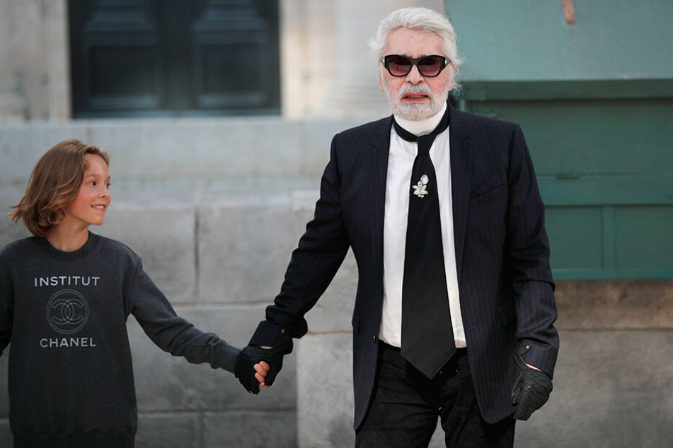 Modedesigner Karl Lagerfeld mit seinem Patensohn, dem Model Hudson Kroenig, im Juli 2018 in Paris.