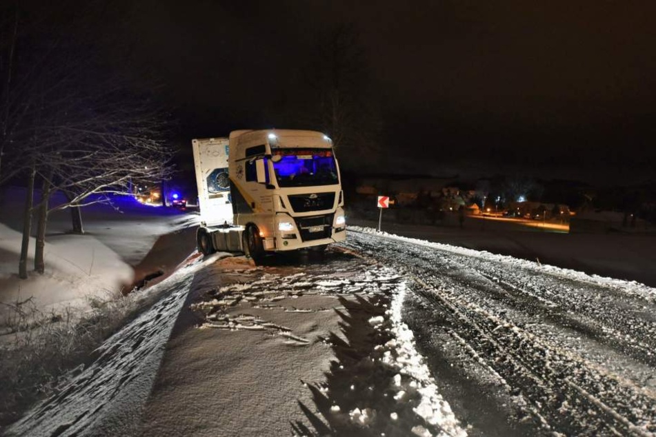 Auf der Verbindungsstraße zwischen Lawalde und Schönbach kam ein mit 5 Tonnen Schokolade beladener Sattelzug nach links von der Straße ab.