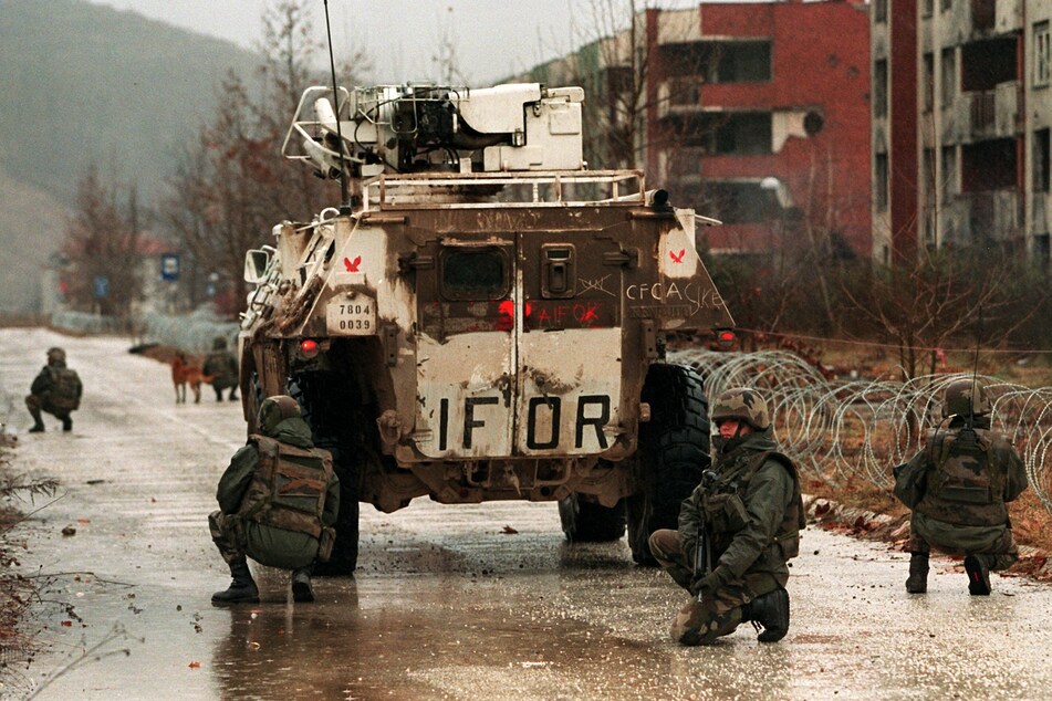 1992, im Alter von 26 Jahren, reiste Niedringhaus erstmals nach Sarajevo, um über den Jugoslawien-Krieg zu berichten. Drei Jahre lang nahm sie - mit Unterbrechungen - an Einsätzen in dem Kriegsgebiet teil. 1995 entstand dabei dieses Bild von französischen Soldaten der Internationalen Friedenstruppe Bosnien (IFOR) im Stadtteil Dobrinja in Sarajevo.
